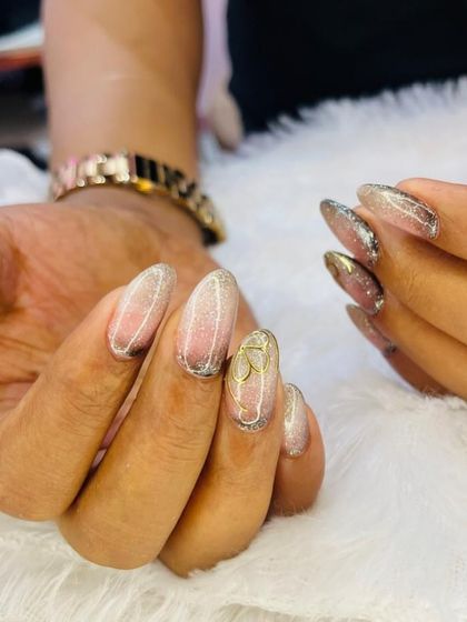 A sparkling and ethereal design. This set combines a silver glitter fade with delicate gold line work and a subtle floral accent for a touch of glamour.