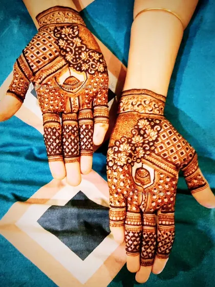 A classic Indian back-hand design. This is a versatile style that is perfect for any festival, from Raksha Bandhan to Teej.