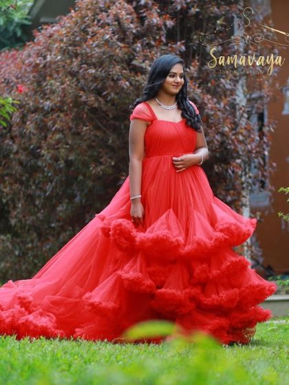 The full splendor of the red frill gown is on display in this outdoor shot. The contrast with the deep green foliage is simply breathtaking.