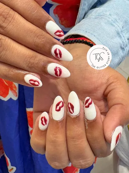 A fun and quirky holiday set featuring a crisp white base with hand-painted red lips for a pop of color.
