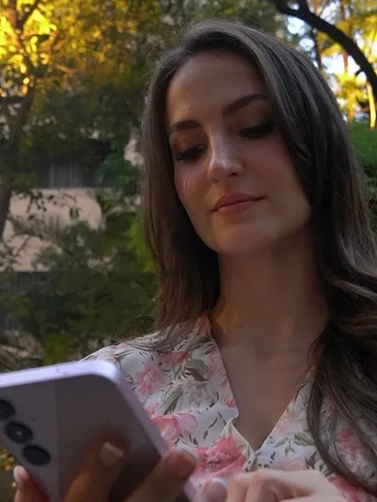 An outdoor shot from the Samsung campaign with Elli AvrRam. I ensured the makeup was adapted for natural lighting, maintaining a fresh and flawless appearance.