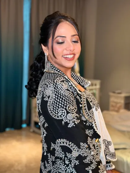A beautiful smiling shot. The makeup is glamorous yet feels light and comfortable, perfect for enjoying a long wedding event.