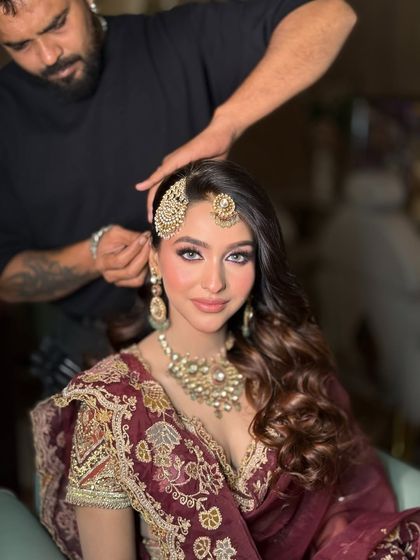 A behind-the-scenes close-up showing the final placement of the passa. Every detail is meticulously checked to ensure perfection.