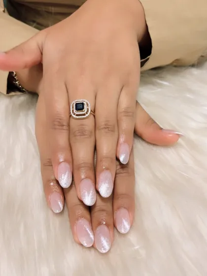 A beautiful example of a "velvet" cat-eye nail, where the shimmer is diffused for a soft, velvety finish. This white version is perfect for a winter or bridal look.