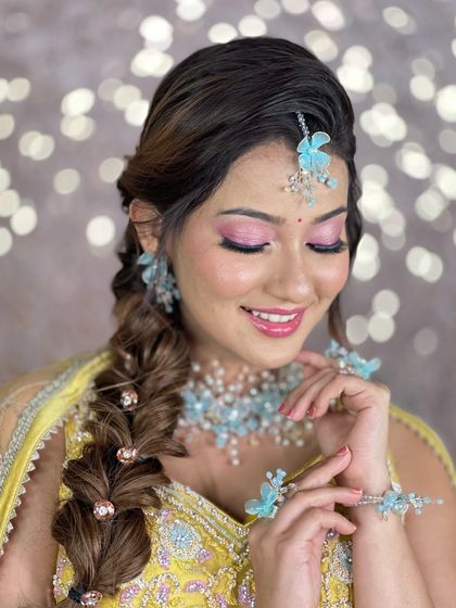 For a fun Mehendi or Haldi look, I offer lightweight floral jewellery for rent. This light blue floral set includes a choker, earrings, maang tikka, and hand jewellery.