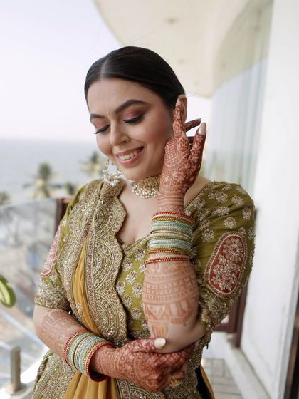 Mehendi magic is about elegance and fun. This look for Simren features a soft, glowing base and defined eyes, perfect for a day filled with laughter and love.