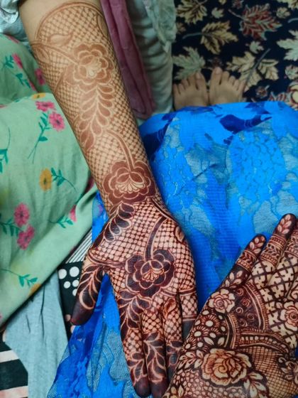 A simpler, yet elegant design from my Eid collection, with a focus on the back of the hand and wrist.