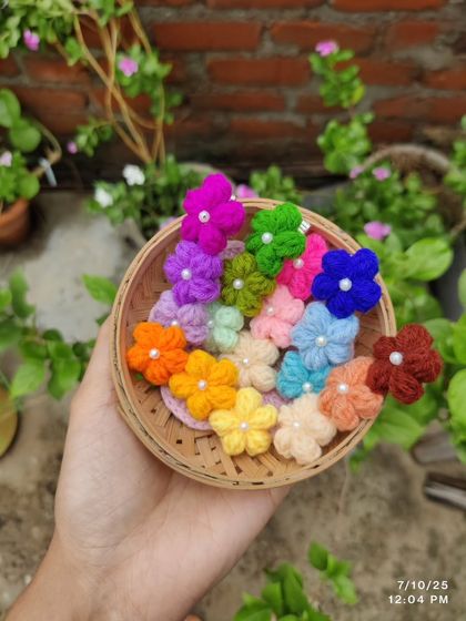 Elegant mini flower hairpins with pearl centers, arranged in an ombre rainbow.