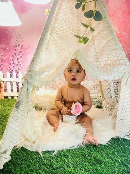 This gallery displays the versatility of our garden and teepee sets. From lush green turf and floral backgrounds to cozy lace teepees and wicker chairs, you can create the perfect indoor "outdoor" shoot.