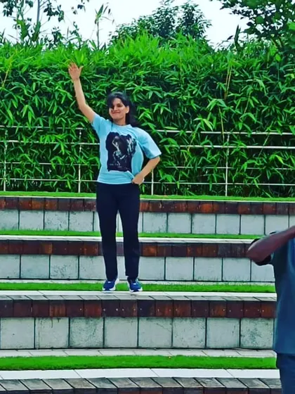 Waving to the crowd with a smile. Creating a positive and welcoming atmosphere is the first step to a successful corporate wellness session.