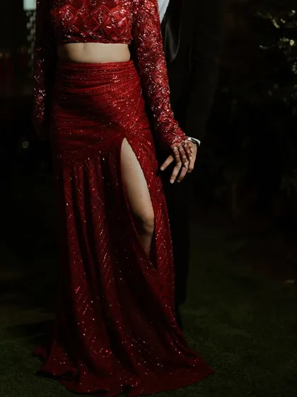 A closer look at the details of Avantika's reception outfit. The thigh-high slit skirt and fully embroidered blouse created a modern and chic silhouette, perfect for a contemporary reception look.