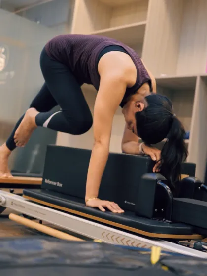 This mountain climber variation on the reformer box is a dynamic exercise that builds core strength, stability, and endurance. It requires focus and precise control.