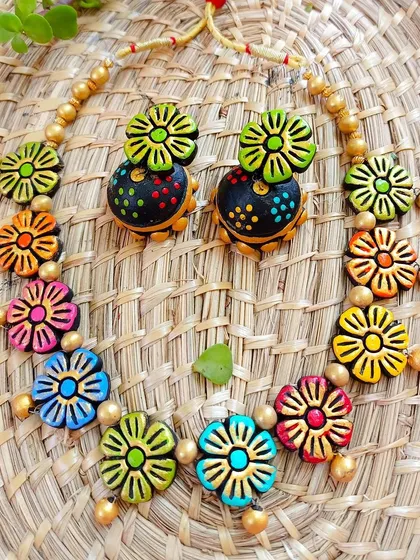 This sleek, multi-color floral necklace is perfect for matching with any outfit. It features a string of colorful flowers and comes with a beautiful, large jhumka.