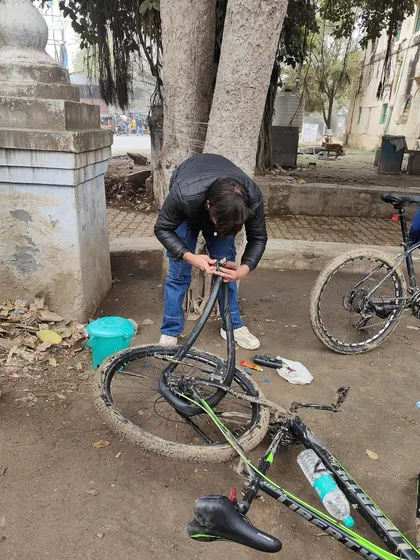 A quick repair on the go. Our guides are skilled mechanics, ready to handle any situation, like a flat tire, so you can get back on the road with minimal delay.
