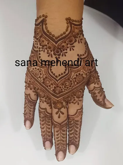 A very elegant and simple back-hand design, perfect for a minimalist look.