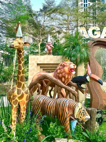 Every corner of the safari party was filled with detail, featuring custom-built props like a red safari jeep, friendly giraffes, hippos, and even a gorilla bust nestled in the foliage.