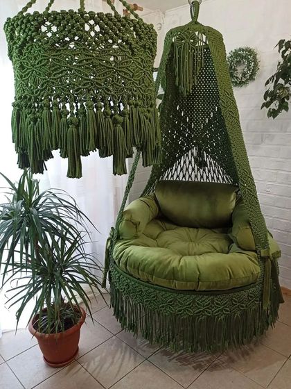 Create a complete look with a matching set. Here, our green single-seater swing is paired with a beautiful green macrame chandelier, perfect for a sunroom or balcony.