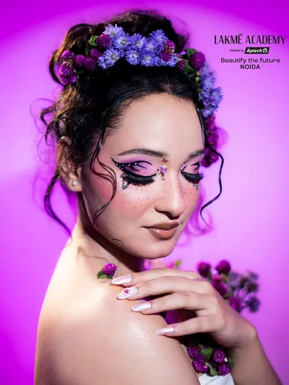 This image showcases the complete fairy look, including the themed nail art. We teach a holistic approach to character creation, considering every detail.