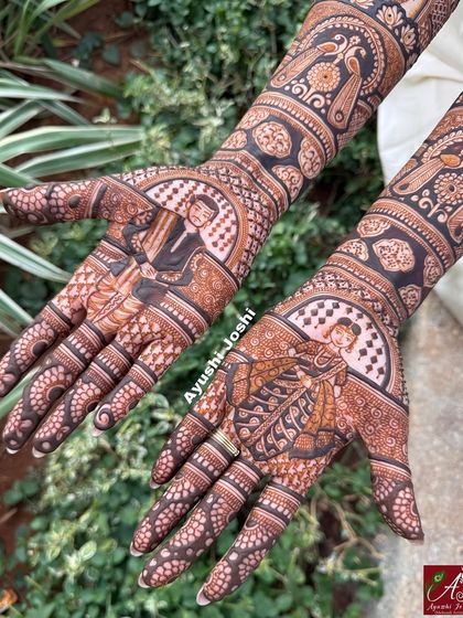 A full view of the Maharashtrian bridal design, with the bride on one hand and the groom on the other, surrounded by peacocks and traditional patterns.