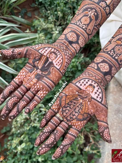 A full view of the Maharashtrian bridal design, with the bride on one hand and the groom on the other, surrounded by peacocks and traditional patterns.