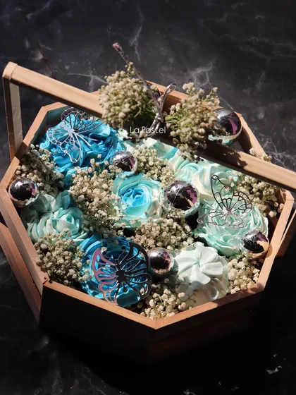 How stunning is this hexagonal cupcake basket? 💗 I used shades of blue, silver butterfly details, and disco balls to create a totally unique and glamorous look for a special celebration.