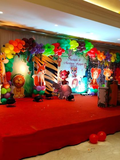 Another angle of the vibrant jungle stage, showcasing the balloon arch and lighting that brings the whole scene to life.