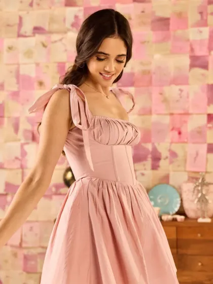 Soft textures, strong finishes. For this fashion shoot, we created a gentle, flowing hairstyle that defined the frame without overpowering the dreamy aesthetic of the clothing.