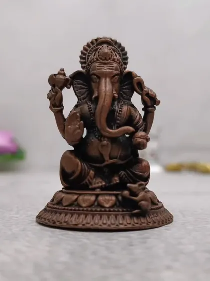Copper se bani yeh Ganesha ki murti ek alag hi look deti hai. Copper ko pooja mein bahut shubh maana jaata hai.