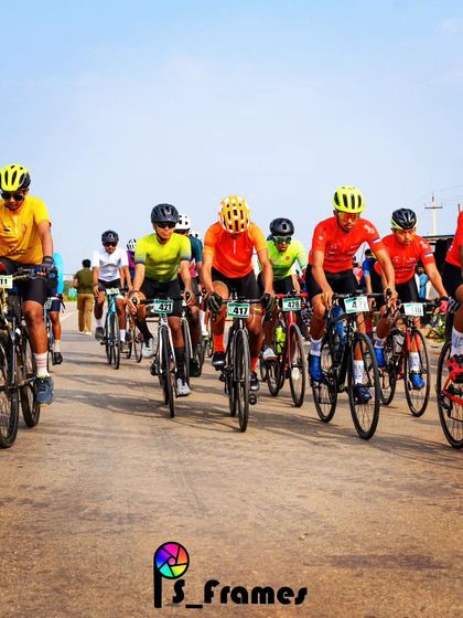 The U-18 peloton, a fast and furious group of young racers.