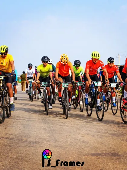 The U-18 peloton, a fast and furious group of young racers.