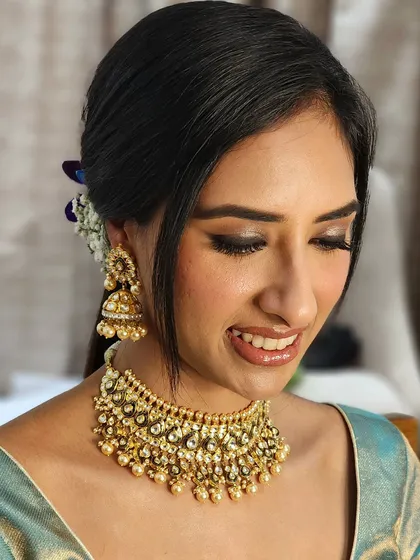 A super chic look for a reception, where the bride's Kanjeevaram saree is paired with modern, elegant makeup and a simple hairstyle.