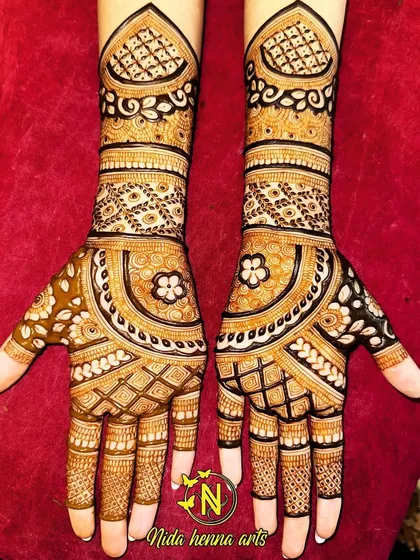 A simple yet complete mini Indian bridal design. It provides good coverage without being overly heavy, perfect for brides who prefer a lighter style.