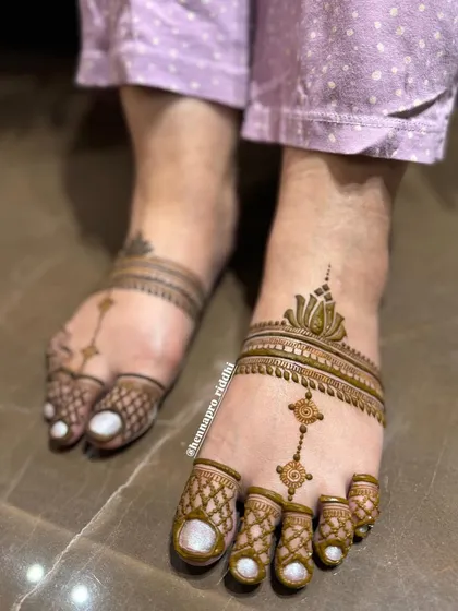 Another take on a minimal feet design. This one features a delicate chain connecting to the toe, a lotus cuff, and simple checkered patterns on the toes for a clean look.