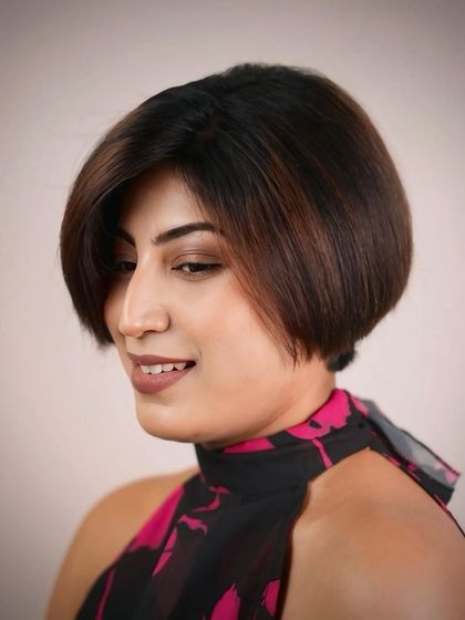 A profile view of the bob, demonstrating the expert graduation in the cut that allows the hair to fall perfectly into place.