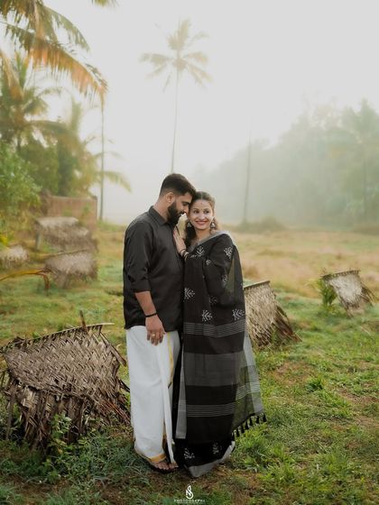 An intimate pose in the field, with rustic elements in the background. This shot perfectly blends romance with a rural setting.