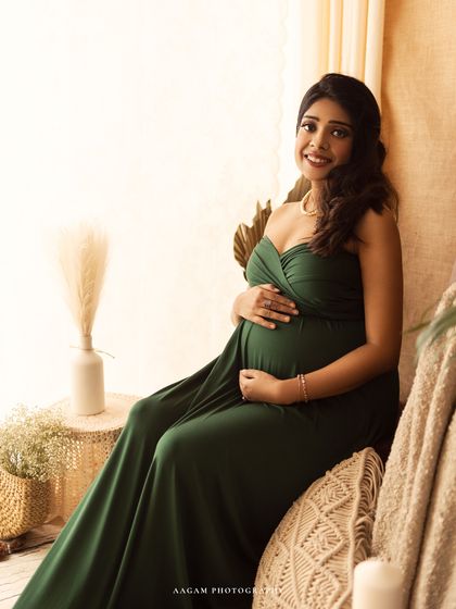 A bright and happy portrait, with the mother-to-be's smile lighting up the frame.