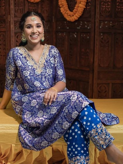 The bride, Manisha, chose to wear Bandhani pants for her Mehendi, a nod to a craft she loves, beautifully blending her personal taste with her Telugu heritage.