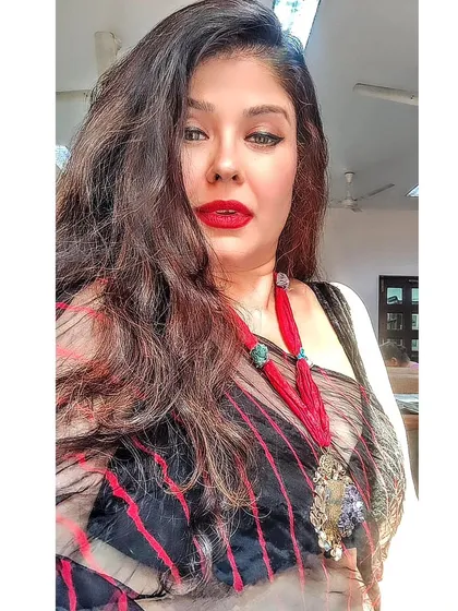 You don't have to break the bank to look fabulous. I'm wearing a beautiful black and red leheriya saree from my 999 rack, paired with a stunning Turkish uncut amethyst necklace.
