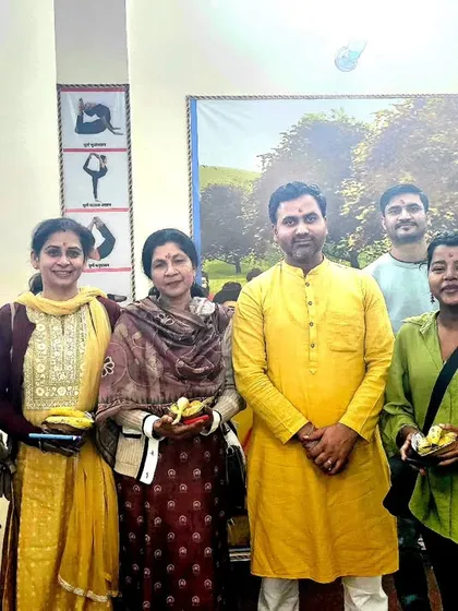 Sharing smiles and prasad after the Basant Panchami Havan. These moments of togetherness after a spiritual practice are what truly build our Amritam Yoga family.