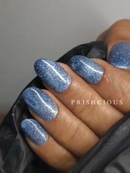 Have you ever tried a cat eye? This is a beautiful blue cat eye polish with tons of glitter, done on gel extensions.