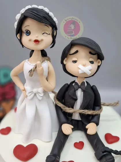A close-up of the cheeky fondant figurines from a bachelorette party cake. Creating expressive characters is one of my favorite things to teach. It’s these little details and storytelling that turn a simple cake into a memorable experience for your clients.