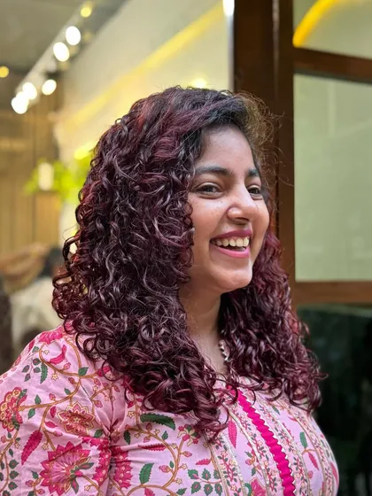 A fun and fruity Berry Red color. This look was created using a damage-free formula, ensuring these tight curls stay healthy, defined, and vibrant.
