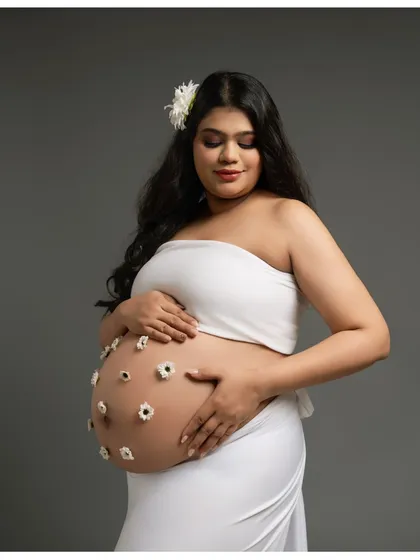 Motherhood in full bloom. This creative concept uses delicate, real flowers to adorn the baby bump, turning the portrait into a living piece of art. I love collaborating on unique ideas that transform your vision into a beautiful, tangible memory.