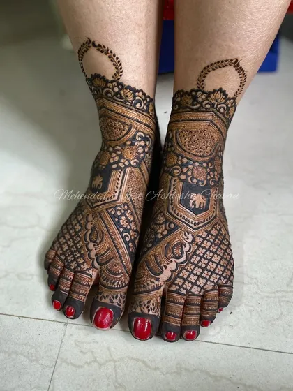 Bridal mehendi is not just for the hands. This intricate design for the feet shows how to create a balanced and beautiful look that complements the entire bridal ensemble.