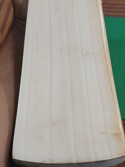 Look at the grains on this English willow bat. This is what you should look for. Straight, clean grains mean a strong and well-balanced bat for proper shot-making.