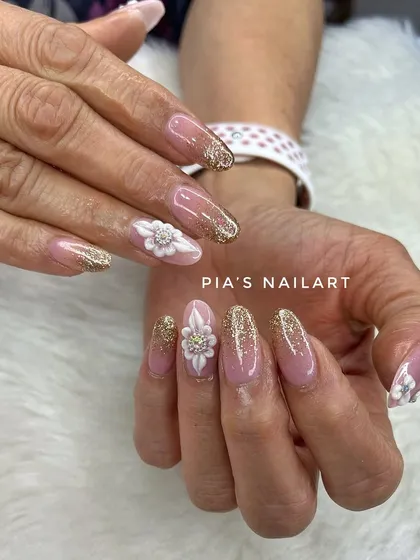 Bridal extensions with a beautiful gold glitter ombre and 3D floral art. This design is all about combining sparkle with delicate, handcrafted details.