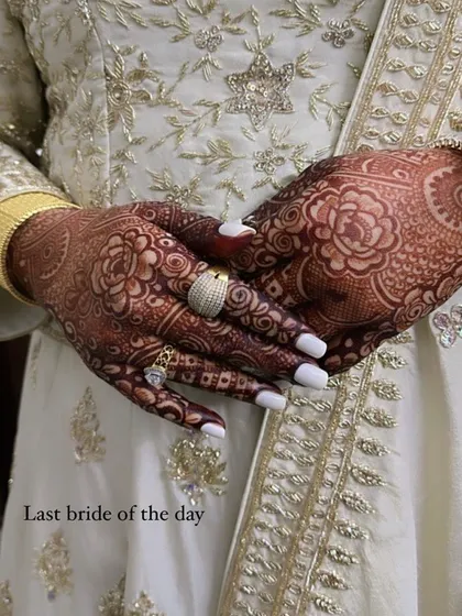 The final henna stain after 30 hours, perfectly complementing this bride's beautiful outfit. My natural henna ensures the color is deep and long-lasting, perfect for all your wedding events.