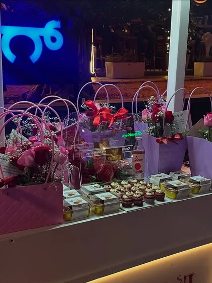 A closer look at the variety of handpicked gifts your guests can choose from. This setup for a Bengaluru pop-up featured fresh flower bouquets in custom bags, decadent mini cupcakes, and other gourmet treats. We can curate a selection that perfectly matches your event's theme and budget.