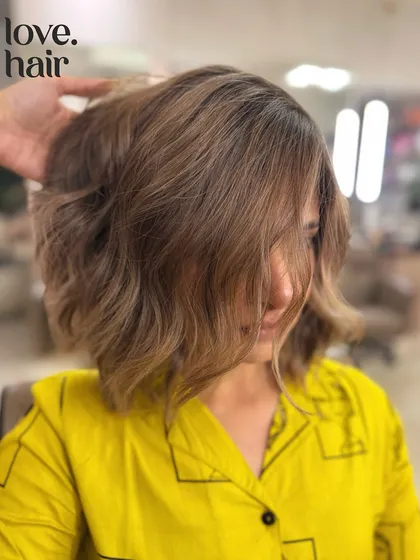 Mocha moussin' and choco milkshake slurping'. A delicious-looking balayage on a short, wavy bob.