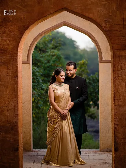 Framed by an archway with a view of lush greenery, this portrait of Dheeraj and Navdeep is perfectly composed. It combines architectural beauty with the serenity of nature.